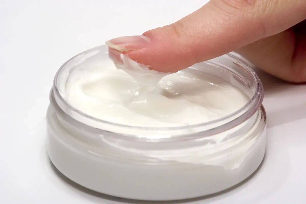 En närmare titt på Niveas ikoniska blå kräm