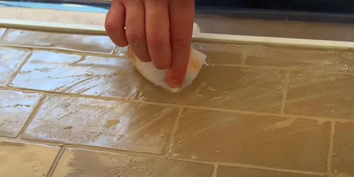 Hemgjort rengöringsmedel som gör fogarna skinande — utan skrubbning