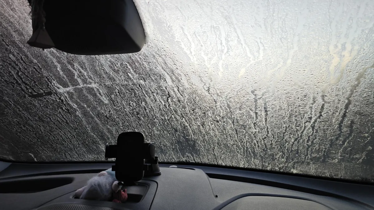 Hantera frusna bilrutor i vinter – praktiska tips för säker körning