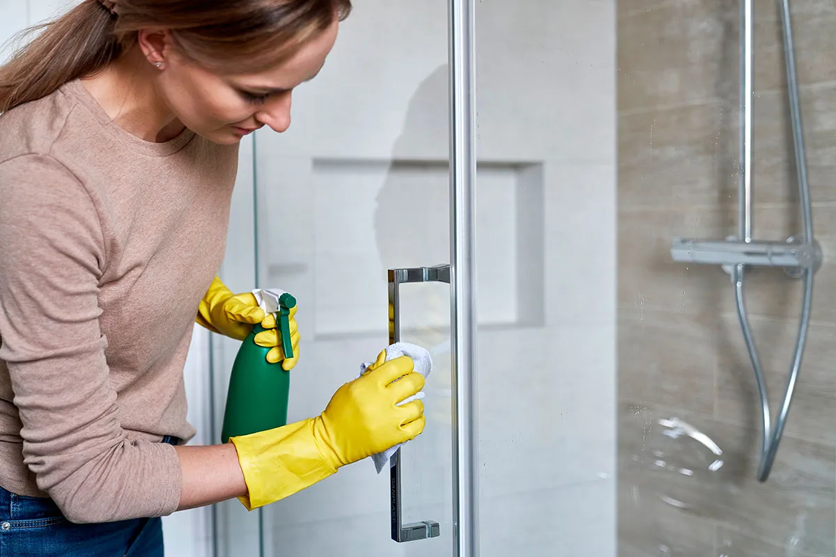 Så tar du bort kalkfläckar på duschdörrar: en guide