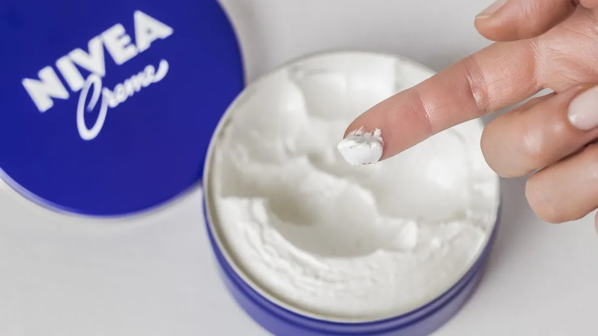 Nivea och dess hundraåriga kräm — fortfarande aktuell i dagens skönhetsvärld?