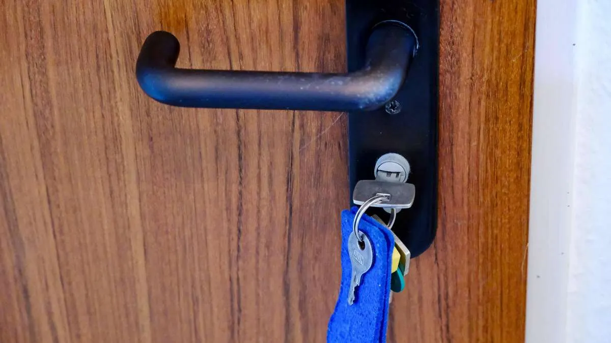 Att lämna nyckeln i låset över natten — en dålig vana med risker