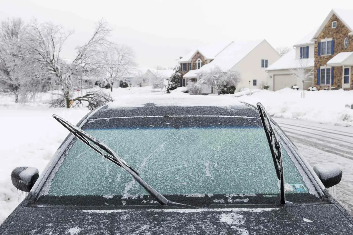 Experter förklarar varför du bör lyfta vindrutetorkarna innan det snöar